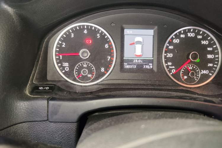 Used Volkswagen Tiguan 2013 2.0 TSI Automatic All-Wheel Drive Luxury Edition Odometer Close Up