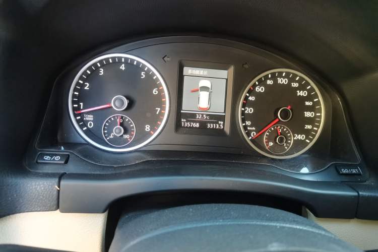 Used Volkswagen Tiguan 2013 1.8TSI Automatic Two-Wheel Drive Luxury Model Odometer Close Up