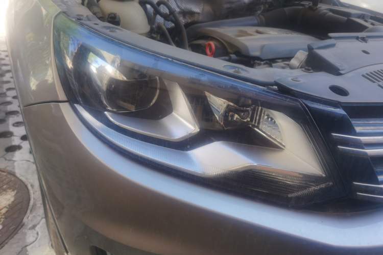 Used Volkswagen Tiguan 2013 1.8 TSI Automatic All-Wheel Drive Luxury Model Right Front Headlight