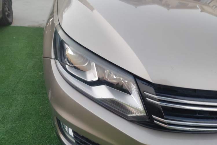 Used Volkswagen Tiguan 2013 1.8 TSI Automatic All-Wheel Drive Luxury Model Right Front Headlight