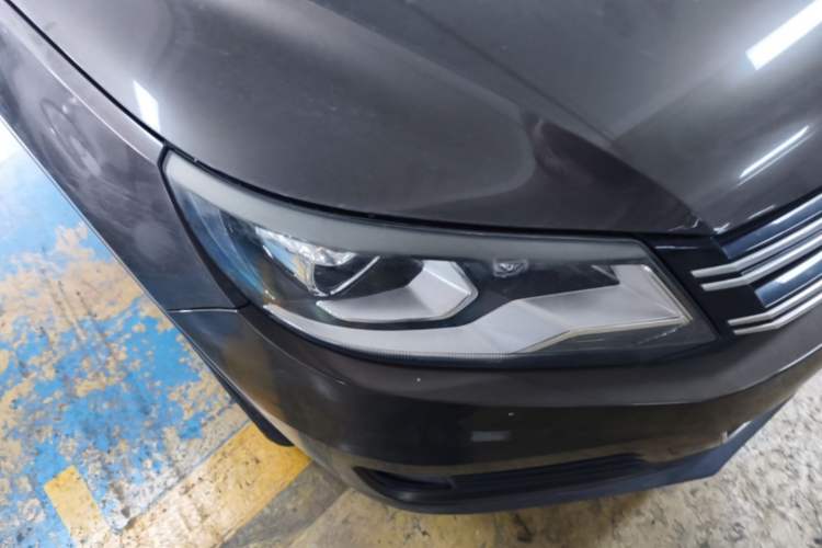 Used Volkswagen Tiguan 2013 2.0 TSI Automatic All-Wheel Drive Luxury Edition Right Front Headlight
