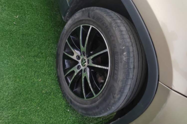 Used Volkswagen Tiguan 2013 1.8 TSI Automatic All-Wheel Drive Luxury Model Right Front Wheel Hub