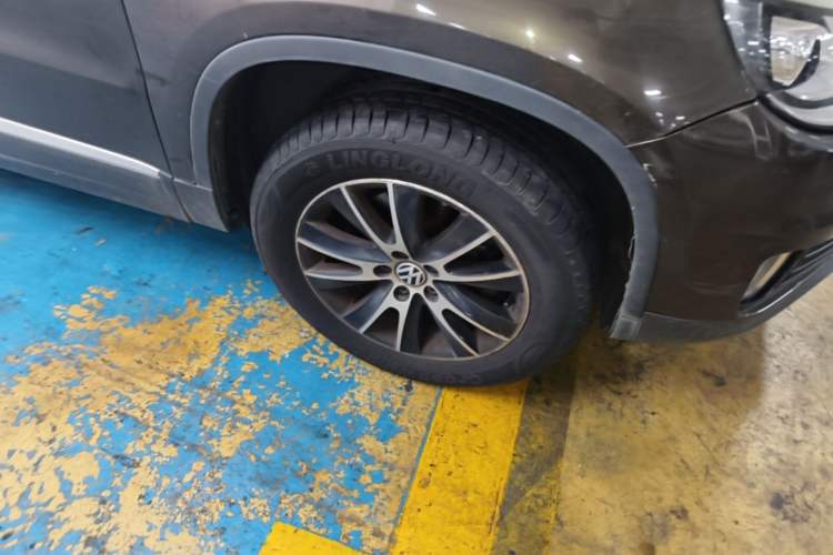 Used Volkswagen Tiguan 2013 2.0 TSI Automatic All-Wheel Drive Luxury Edition Right Front Wheel Hub