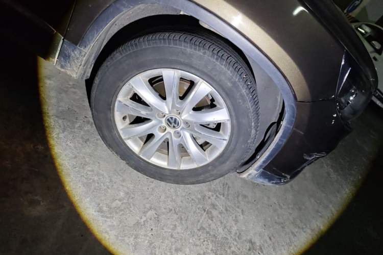 Used Volkswagen Tiguan 2013 1.8 TSI Automatic All-Wheel Drive Luxury Model Right Front Wheel Hub