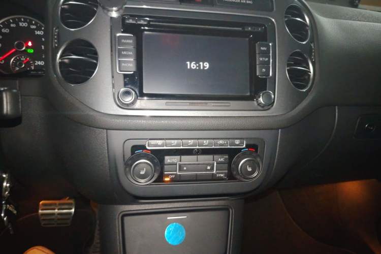 Used Volkswagen Tiguan 2014 2.0 TSI Exclusive Edition Audio And AC Panel