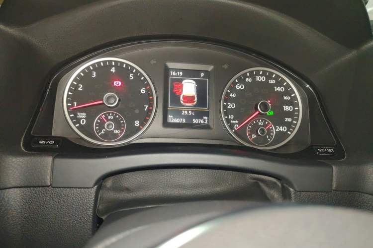 Used Volkswagen Tiguan 2014 2.0 TSI Exclusive Edition Odometer Close Up