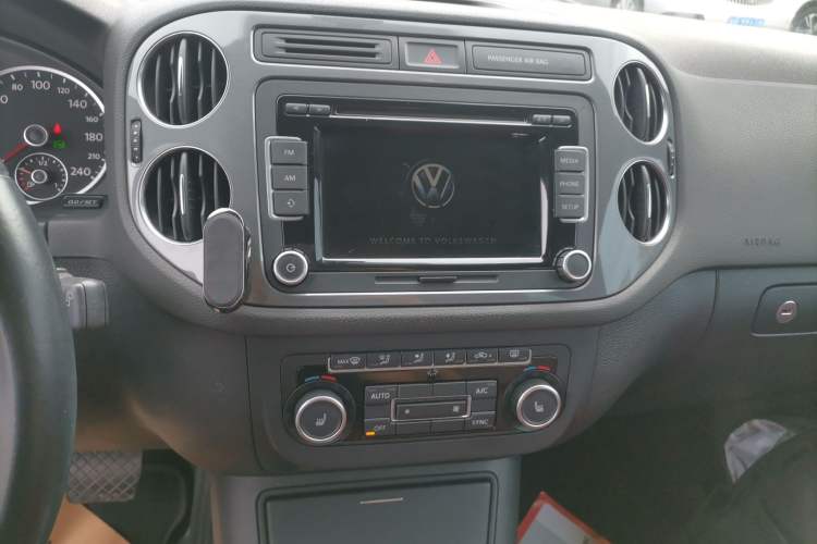 Used Volkswagen Tiguan 2014 2.0 TSI Exclusive Edition Audio And AC Panel