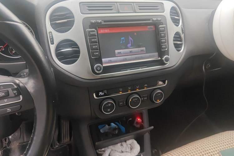 Used Volkswagen Tiguan 2015 1.8TSI Manual Two-Wheel-Drive Limited Edition Audio And AC Panel