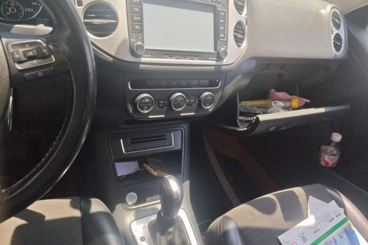 Used Volkswagen Tiguan 2015 1.8TSI Automatic All-Wheel Drive Style Vision Edition Audio And AC Panel
