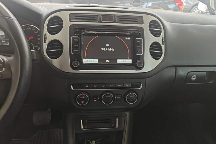 Used Volkswagen Tiguan 2015 1.8TSI Automatic Two-Wheel Drive Luxury Model Audio And AC Panel