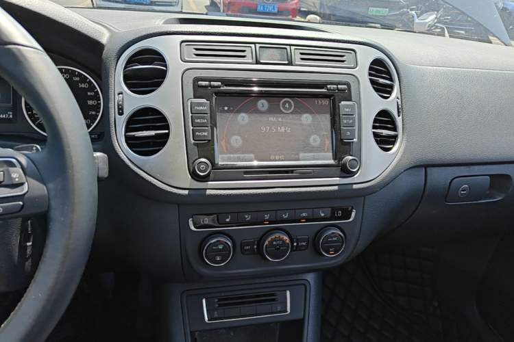 Used Volkswagen Tiguan 2015 1.8TSI Automatic Two-Wheel Drive Luxury Model Audio And AC Panel