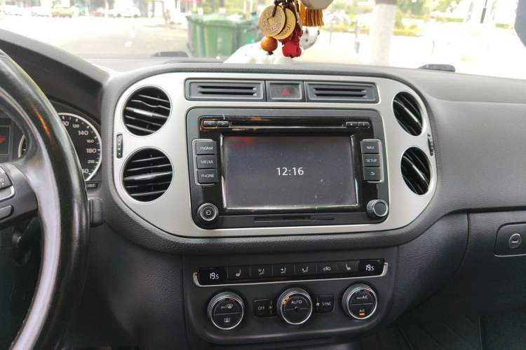 Used Volkswagen Tiguan 2015 1.8TSI Automatic Two-Wheel Drive Luxury Model Audio And AC Panel