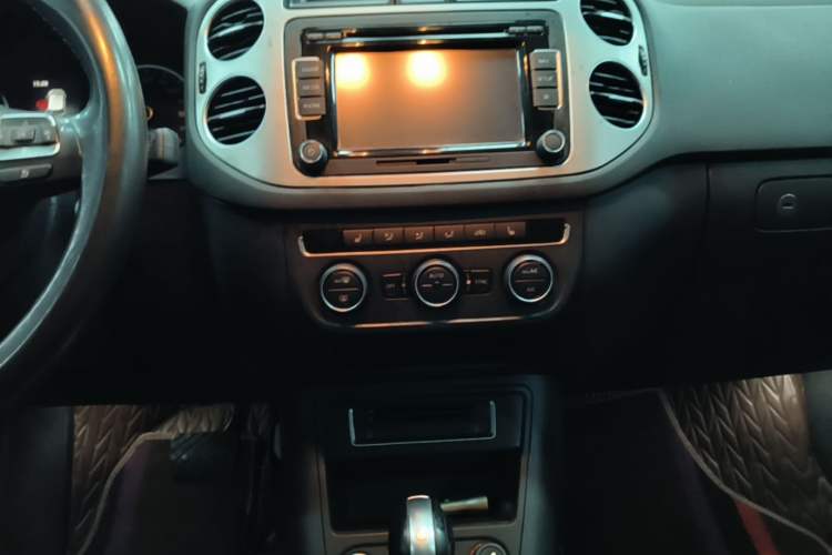 Used Volkswagen Tiguan 2015 1.8TSI Automatic All-Wheel-Drive Luxury Model Audio And AC Panel