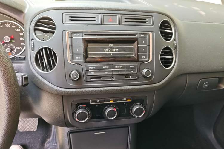 Used Volkswagen Tiguan 2015 1.8TSI Automatic Two-Wheel Drive Trend Edition Audio And AC Panel