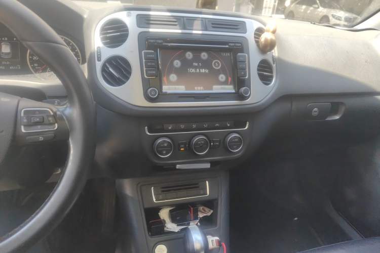 Used Volkswagen Tiguan 2015 1.8TSI Automatic Two-Wheel Drive Luxury Model Audio And AC Panel