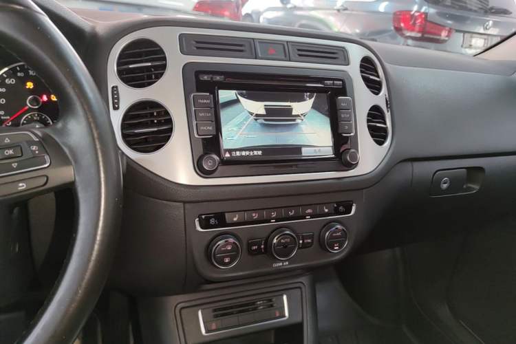 Used Volkswagen Tiguan 2015 1.8TSI Automatic Two-Wheel Drive Luxury Model Audio And AC Panel