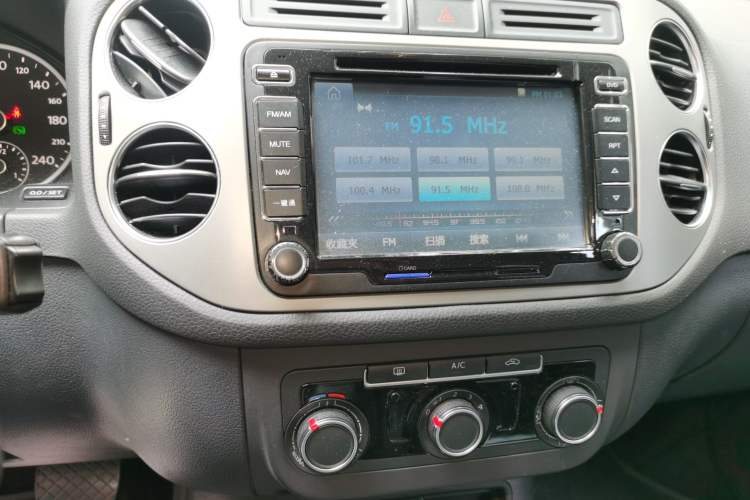 Used Volkswagen Tiguan 2015 1.8TSI Automatic Two-Wheel Drive Trend Edition Audio And AC Panel