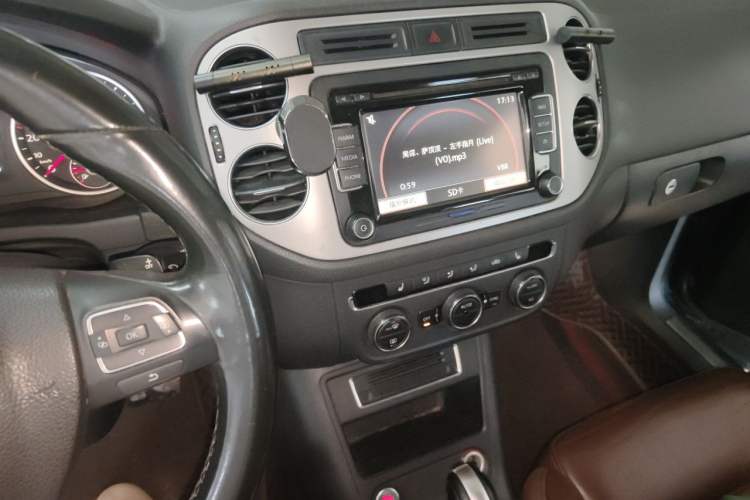 Used Volkswagen Tiguan 2015 1.8TSI Automatic Two-Wheel Drive Luxury Model Audio And AC Panel