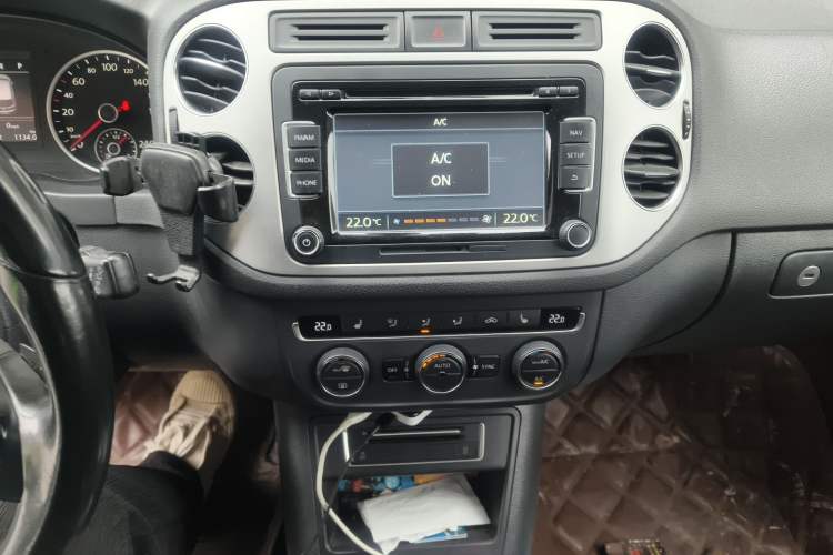 Used Volkswagen Tiguan 2015 1.8TSI Automatic Two-Wheel Drive Luxury Model Audio And AC Panel