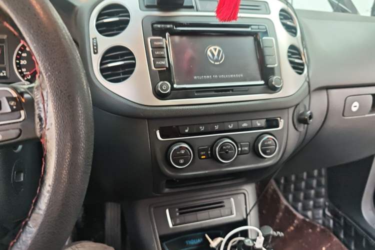 Used Volkswagen Tiguan 2015 1.8TSI Automatic Two-Wheel Drive Luxury Model Audio And AC Panel