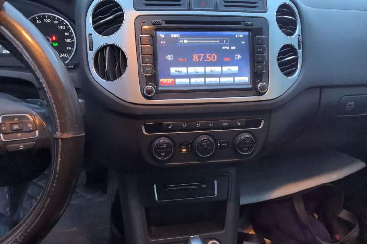 Used Volkswagen Tiguan 2015 1.8TSI Automatic All-Wheel-Drive Luxury Model Audio And AC Panel