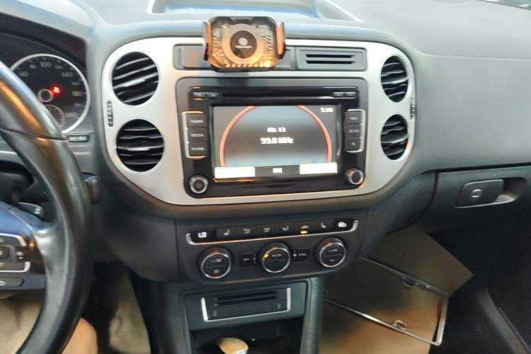 Used Volkswagen Tiguan 2015 1.8TSI Automatic All-Wheel-Drive Luxury Model Audio And AC Panel