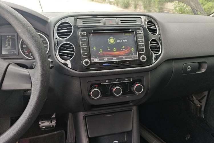 Used Volkswagen Tiguan 2015 1.8TSI Automatic Two-Wheel Drive Trend Edition Audio And AC Panel