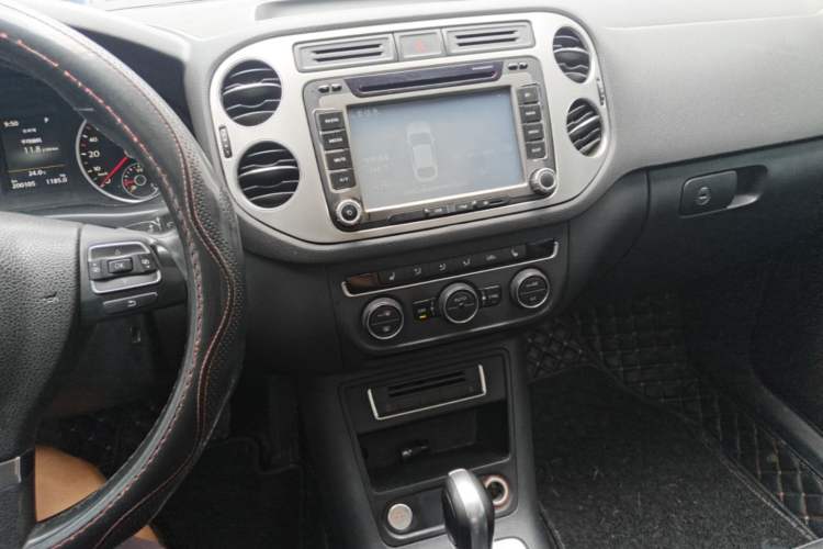 Used Volkswagen Tiguan 2015 1.8TSI Automatic Two-Wheel Drive Luxury Model Audio And AC Panel