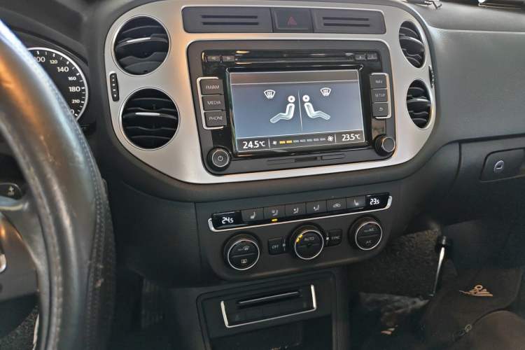 Used Volkswagen Tiguan 2015 1.8TSI Automatic Two-Wheel Drive Luxury Model Audio And AC Panel