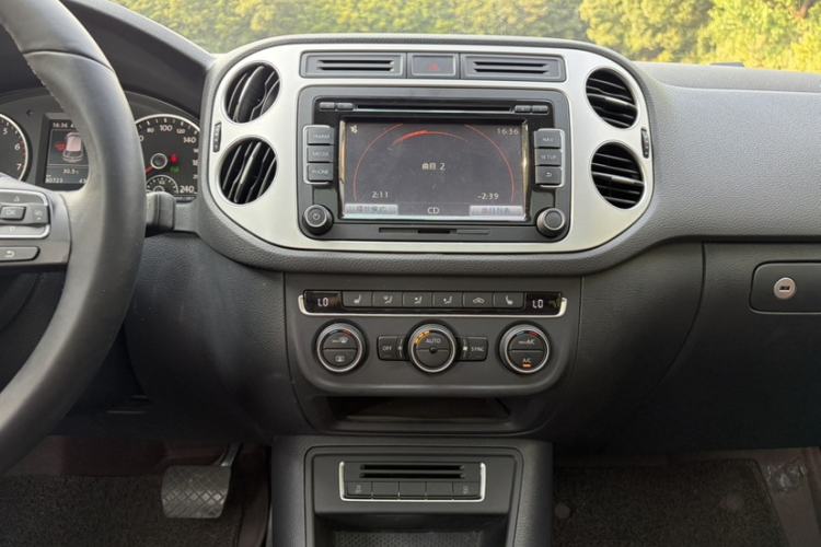 Used Volkswagen Tiguan 2015 1.8TSI Automatic Two-Wheel Drive Luxury Model Audio And AC Panel