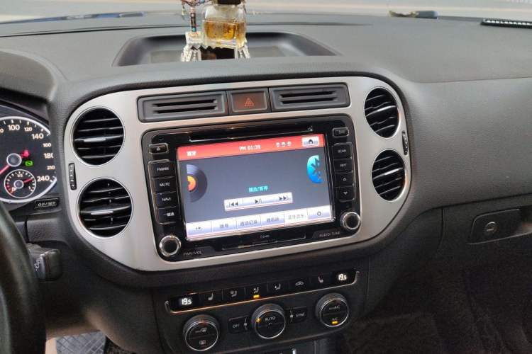 Used Volkswagen Tiguan 2015 2.0 TSI Automatic All-Wheel Drive Flagship Edition Audio And AC Panel