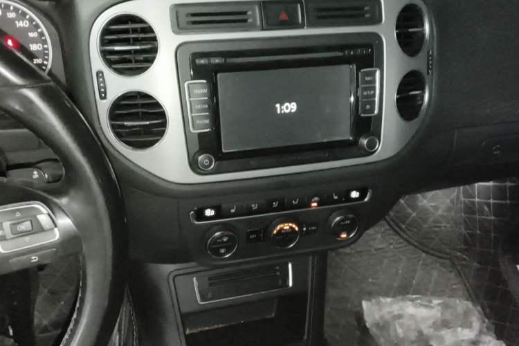 Used Volkswagen Tiguan 2015 1.8TSI Automatic Two-Wheel Drive Luxury Model Audio And AC Panel