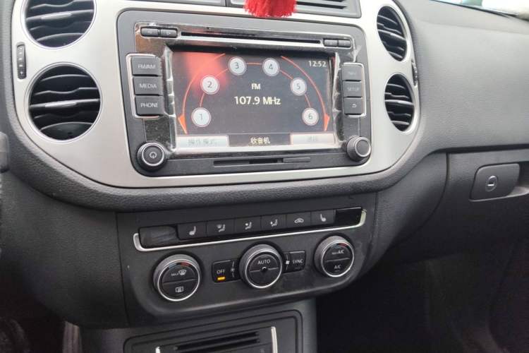 Used Volkswagen Tiguan 2015 2.0 TSI Automatic All-Wheel Drive Luxury Edition Audio And AC Panel