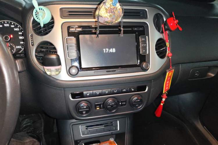 Used Volkswagen Tiguan 2015 1.8TSI Automatic Two-Wheel Drive Luxury Model Audio And AC Panel