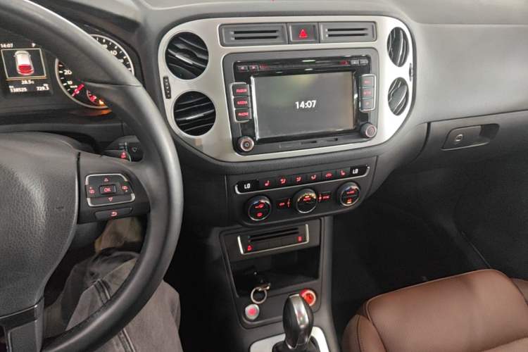 Used Volkswagen Tiguan 2015 1.8TSI Automatic Two-Wheel Drive Luxury Model Audio And AC Panel