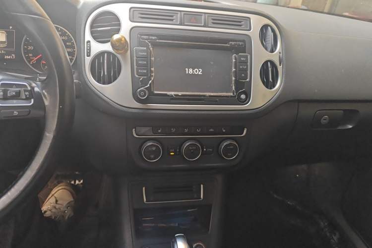 Used Volkswagen Tiguan 2015 1.8TSI Automatic Two-Wheel Drive Luxury Model Audio And AC Panel