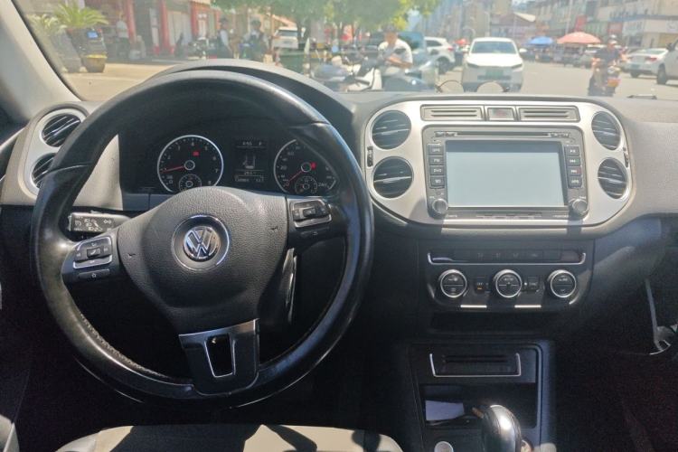 Used Volkswagen Tiguan 2015 1.8TSI Automatic All-Wheel Drive Style Vision Edition Center Console