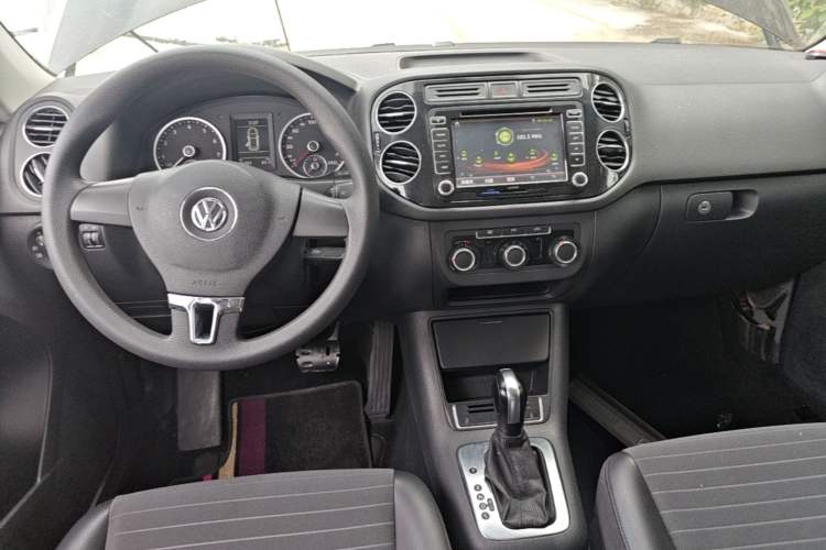 Used Volkswagen Tiguan 2015 1.8TSI Automatic Two-Wheel Drive Trend Edition Center Console