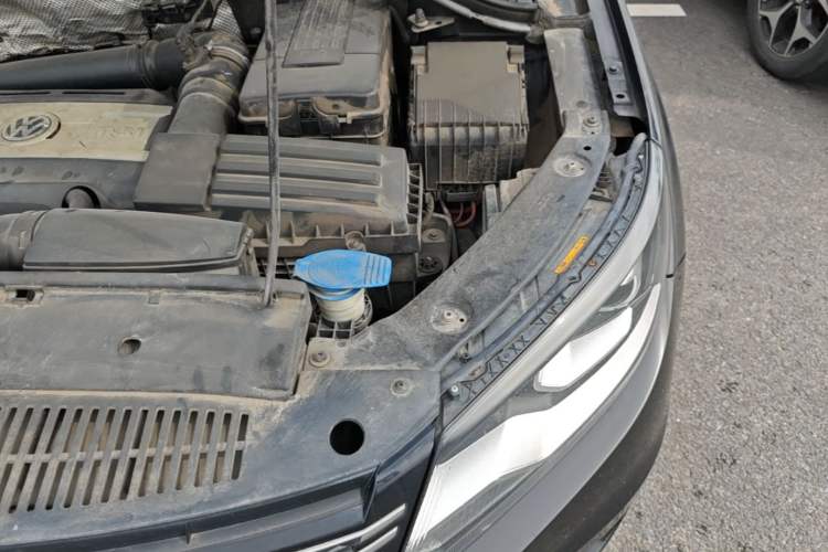 Used Volkswagen Tiguan 2015 1.8TSI Automatic All-Wheel-Drive Luxury Model Engine Bay Left
