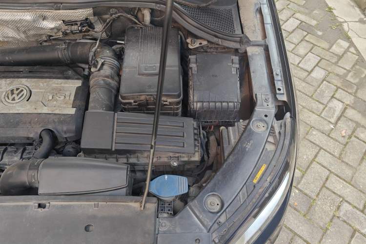 Used Volkswagen Tiguan 2015 1.8TSI Automatic Two-Wheel Drive Luxury Model Engine Bay Left