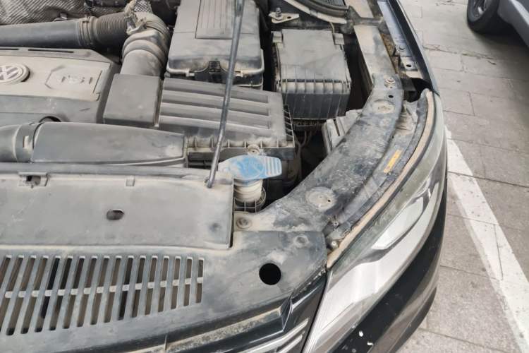 Used Volkswagen Tiguan 2015 1.8TSI Manual Two-Wheel-Drive Limited Edition Engine Bay Left