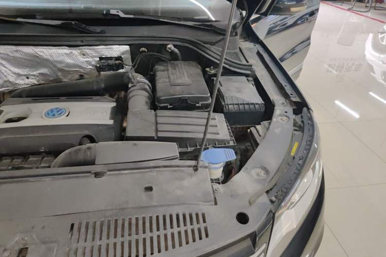 Used Volkswagen Tiguan 2015 1.8TSI Automatic Two-Wheel Drive Luxury Model Engine Bay Left