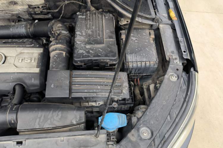 Used Volkswagen Tiguan 2015 2.0 TSI Comfort Edition Engine Bay Left
