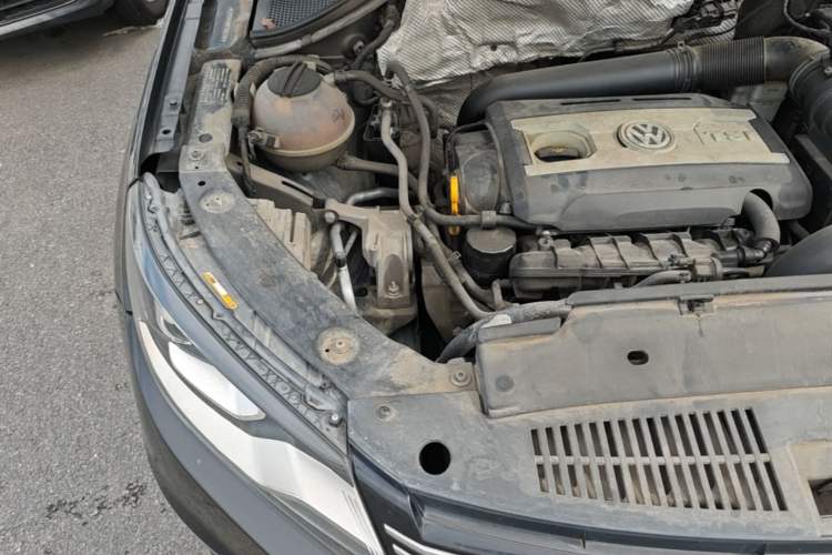Used Volkswagen Tiguan 2015 1.8TSI Automatic All-Wheel-Drive Luxury Model Engine Bay Right