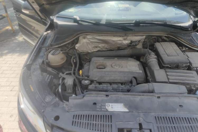 Used Volkswagen Tiguan 2015 1.8TSI Automatic Two-Wheel Drive Luxury Model Engine Bay Right