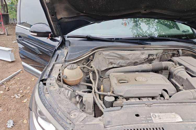 Used Volkswagen Tiguan 2015 1.8TSI Automatic Two-Wheel Drive Luxury Model Engine Bay Right