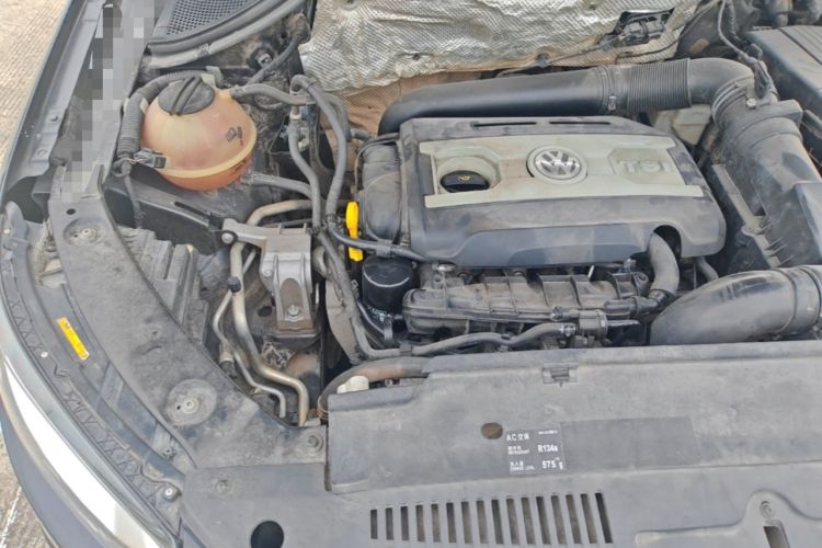 Used Volkswagen Tiguan 2015 1.8TSI Automatic Two-Wheel Drive Luxury Model Engine Bay Right