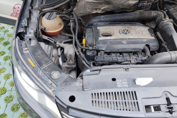 Used Volkswagen Tiguan 2015 1.8TSI Automatic All-Wheel-Drive Luxury Model Engine Bay Right