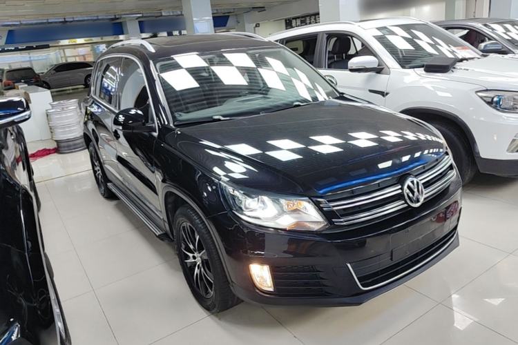 Used Volkswagen Tiguan 2015 1.8TSI Automatic All-Wheel-Drive Luxury Model Front Right 45 Deg