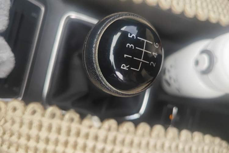 Used Volkswagen Tiguan 2015 1.8TSI Manual Two-Wheel-Drive Limited Edition Gear Lever
